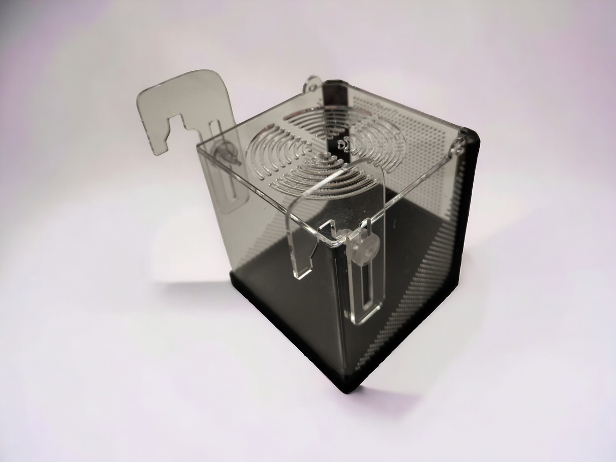 Aquakallax Premium Breedingbox mit geschlossenem Deckel, gelochten Seitenwänden und Saugnapfhaltern in schräger Seitenansicht