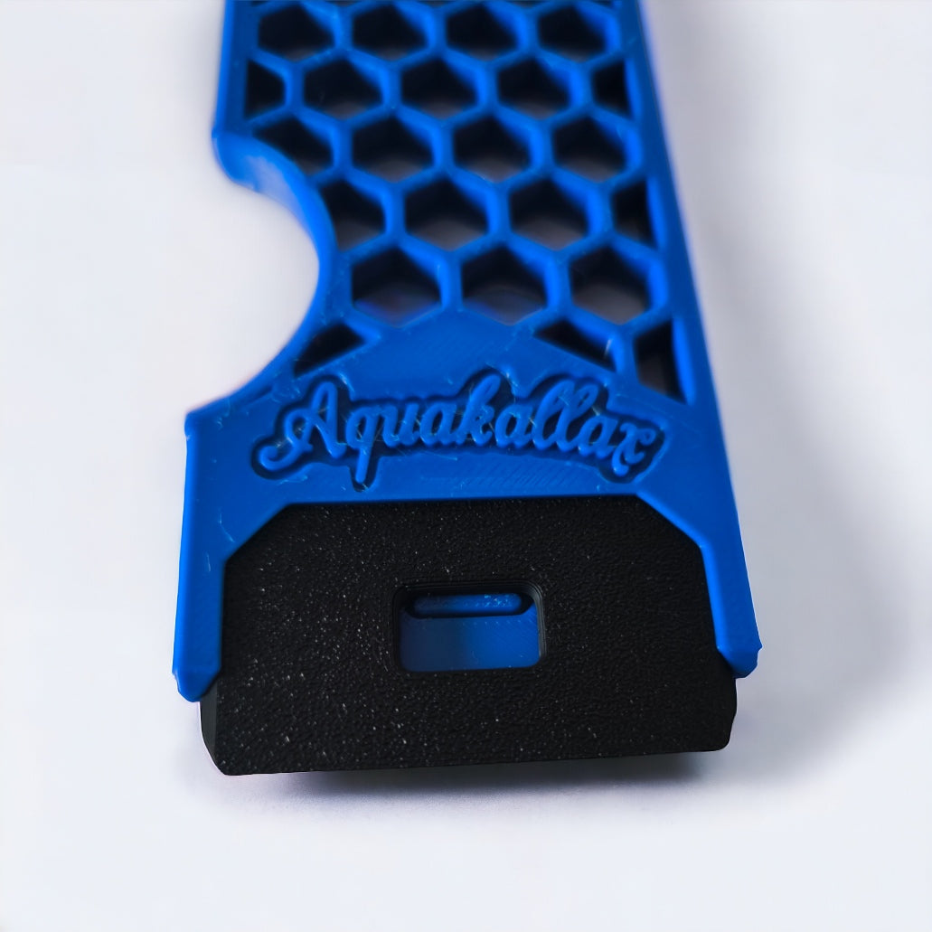 Nahaufnahme der eingesetzten schwarzen Wechselklinge im blauen Aquakallax Algenschaber mit sichtbarem Markenlogo