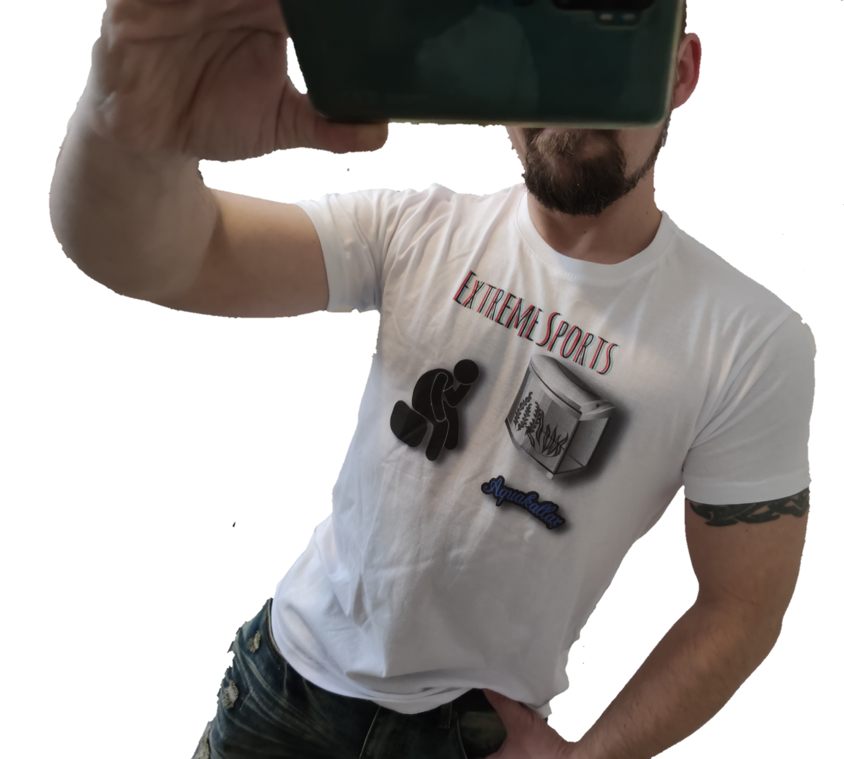 Person trägt ein weißes Aquakallax Aqua-Shirt mit Extreme Sports Aufdruck und Aquariummotiv auf einem Spiegelselfie