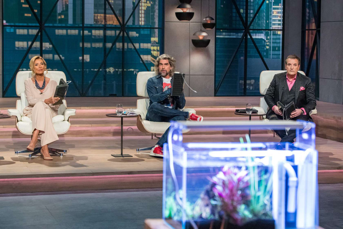 Dagmar Wöhrl, Nils Glagau und Ralf Dümmel mit Aquakallax-Filtern bei „Die Höhle der Löwen“. Foto: RTL / Bernd-Michael Maurer