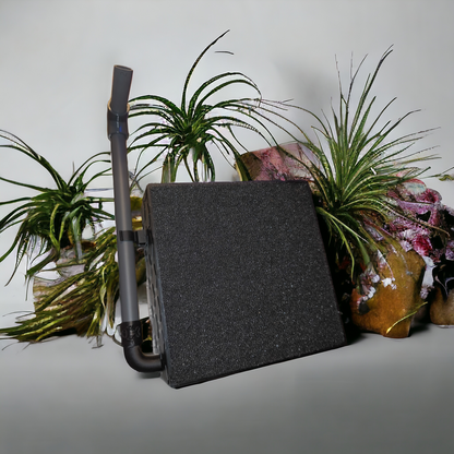 Aquakallax BlackBox HMF mit schwarzer Filtermatte und seitlichem grauem Luftheber vor Pflanzen und Steinen