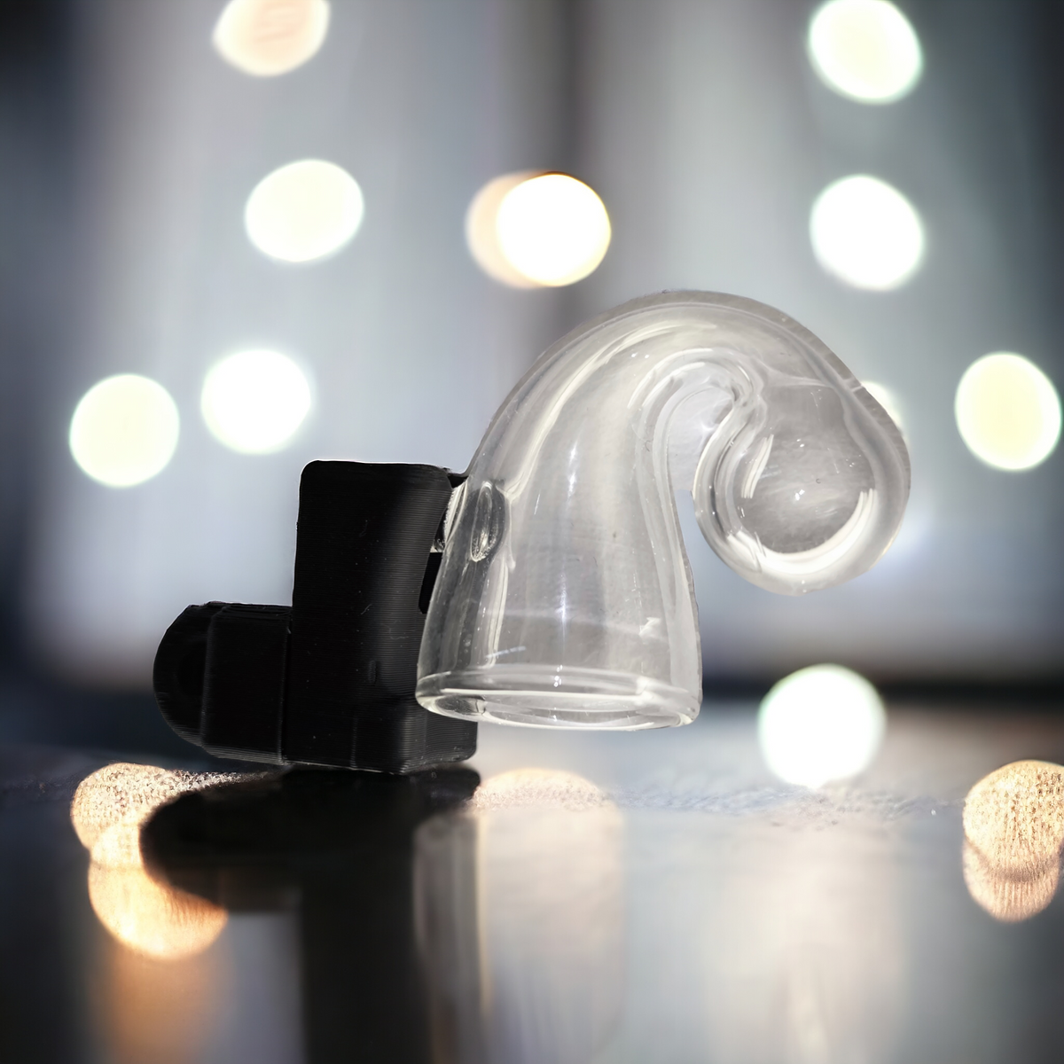 Transparenter CO₂-Dauertest aus Glas in schwarzer Aquakallax Magnetbefestigung vor unscharfen Lichtpunkten