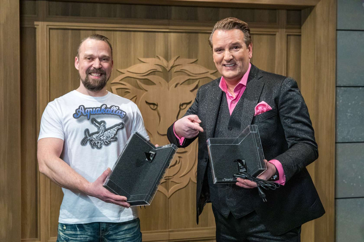 Dennis Vietze und Ralf Dümmel mit Aquakallax-Konkavfiltern bei „Die Höhle der Löwen“. Foto: RTL / Bernd-Michael Maurer
