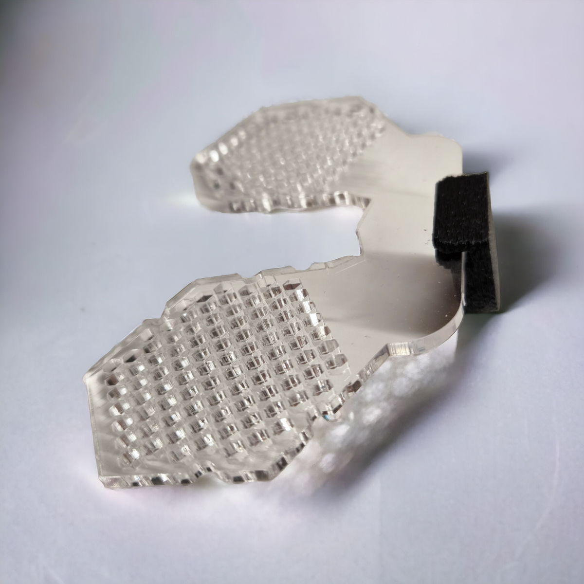 Aquakallax Doppel-Moosgitter mit zwei transparenten Aufbindeflächen und schwarzem Magnethalter in schräger Draufsicht