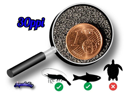 Porenstruktur einer Aquakallax Filtermatte mit 30 ppi, dargestellt mit Lupe und 1-Cent-Münze als Größenvergleich