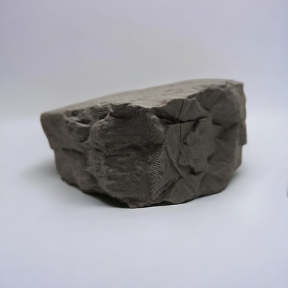 Graue magnetische Aquakallax Garnelenhöhle in Felsoptik, schräge Außenansicht auf weißem Untergrund