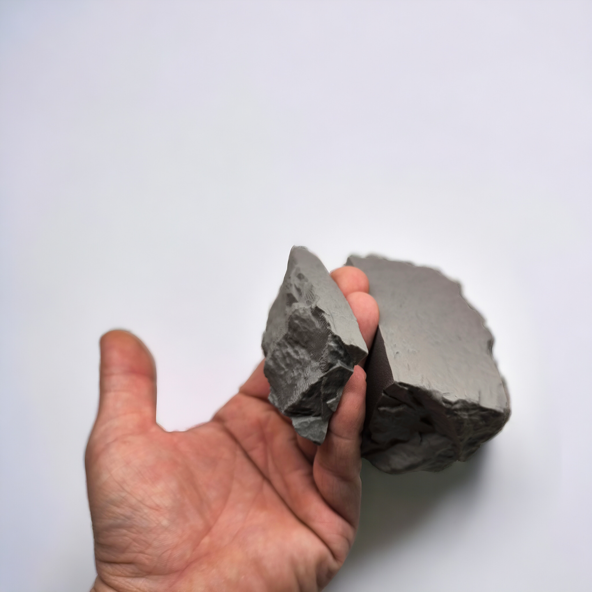 Magnetische Aquakallax Garnelenhöhle in Felsoptik mit separatem Gegenstück, auf einer Hand gehalten