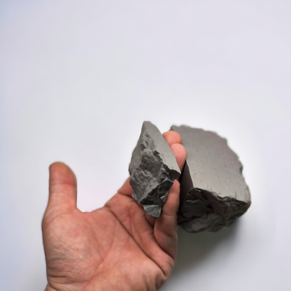 Magnetische Aquakallax Garnelenhöhle in Felsoptik mit separatem Gegenstück, auf einer Hand gehalten