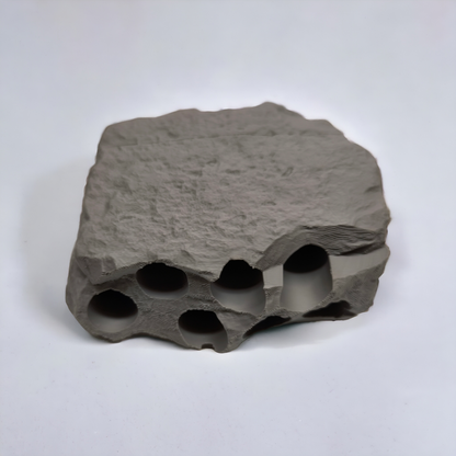 Graue Aquakallax Garnelenhöhle mit Röhrenöffnungen, schräge Ansicht von oben auf Felsstruktur und Eingänge