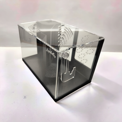 Transparente Aquakallax HMF Ablaichbox mit Deckel, schwarzem Rahmen und höhenverstellbarer Aufhängung in schräger Ansicht