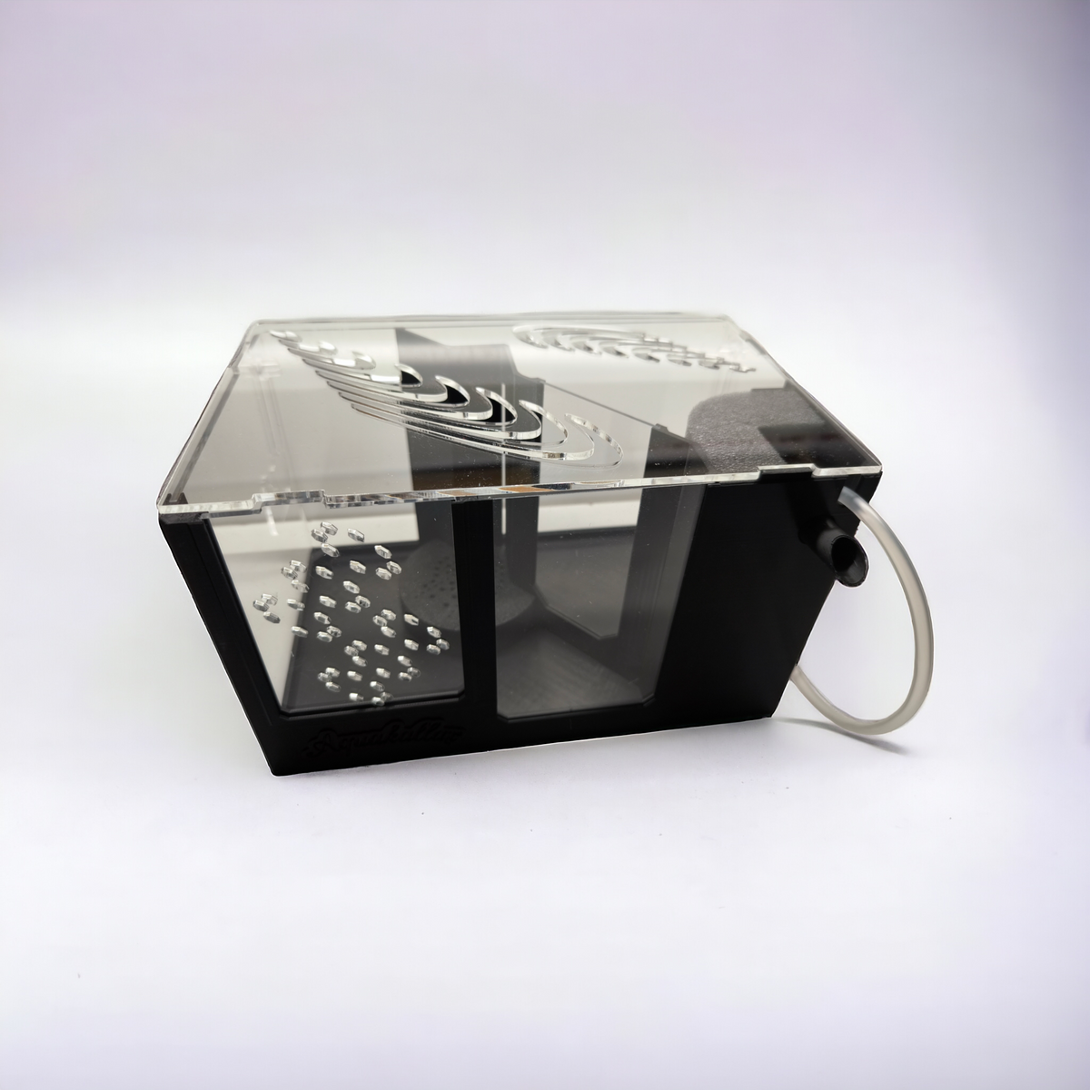 Aquakallax Premium HMF Ablaichbox mit transparentem Deckel, schwarzem Filterbereich und Luftschlauch auf weißem Untergrund