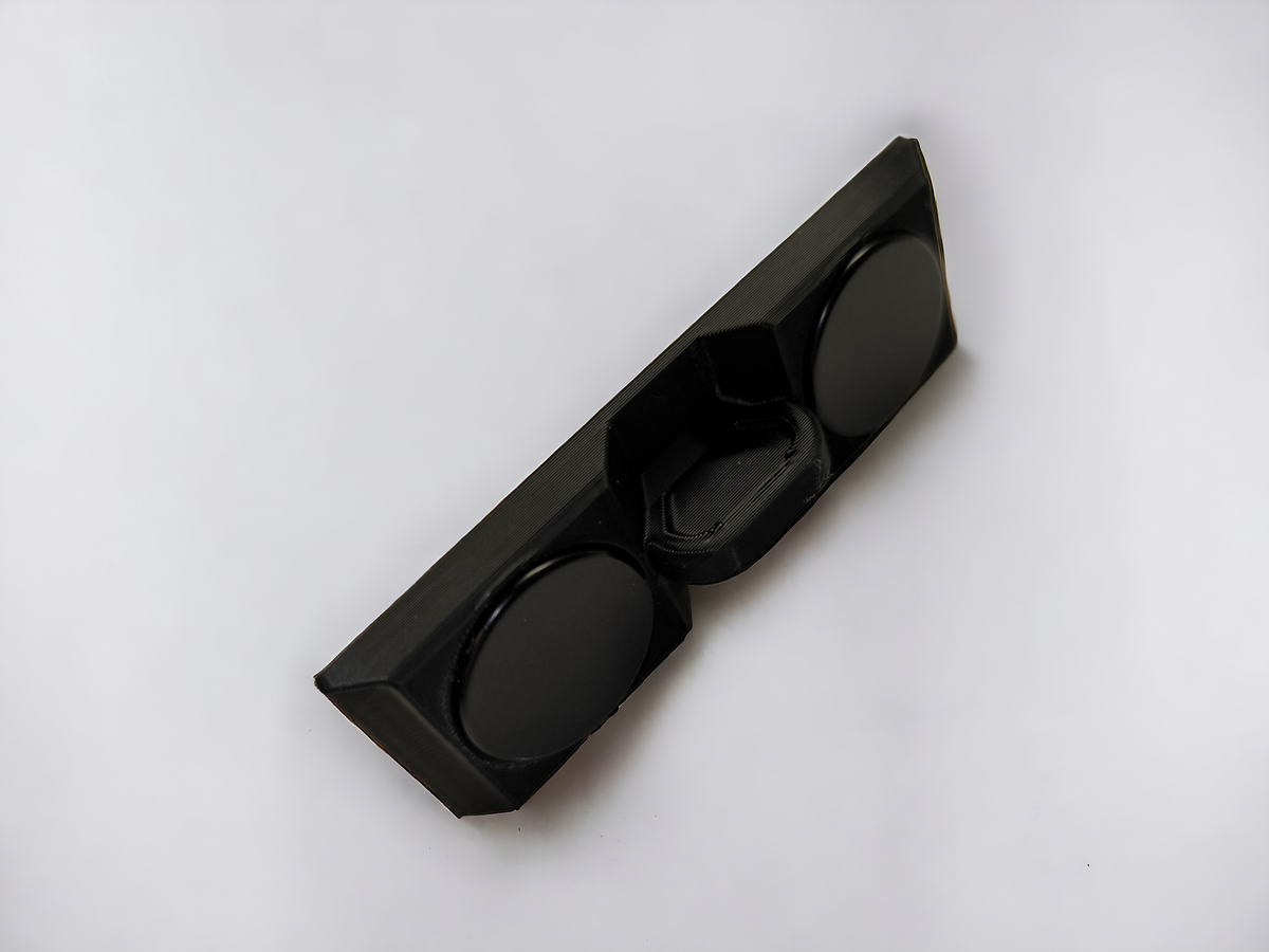 Schwarzer Aquakallax Magnetgegenhalter für HMF-Schwammfilter mit zwei runden Magneten und mittigem Griff in schräger Ansicht.