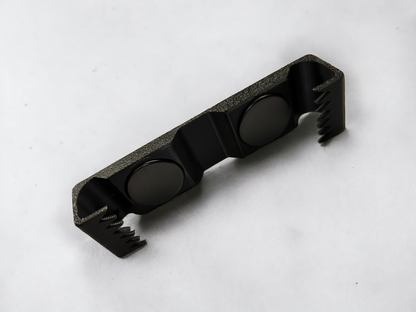 Schwarzer Aquakallax Magnethalter für HMF-Schwammfilter mit zwei runden Magneten und gezahnten seitlichen Halteklammern auf weißem Hintergrund.