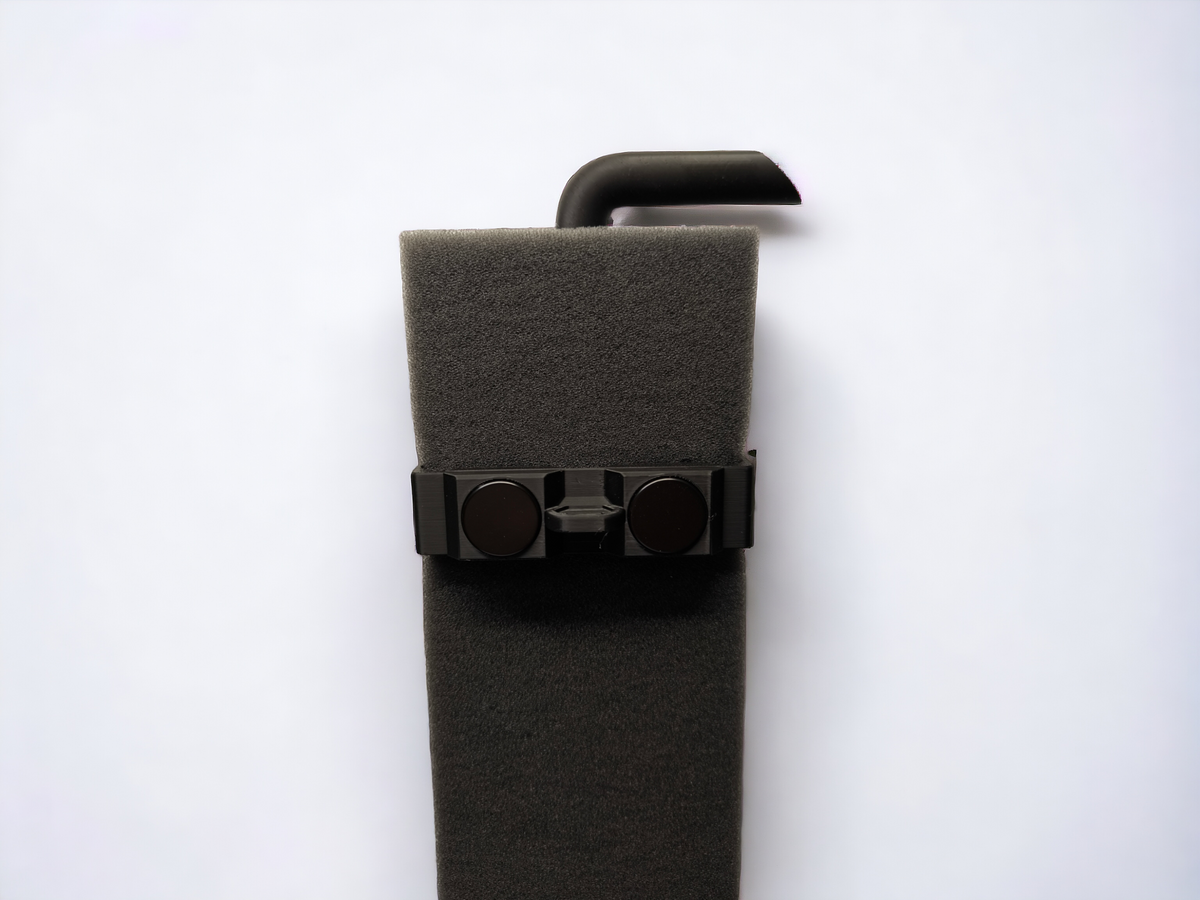 Aquakallax HMF-Schwammfilter mit zwei runden Magneten im schwarzen Halter und gebogenem Auslauf in Rückansicht auf weißem Hintergrund.