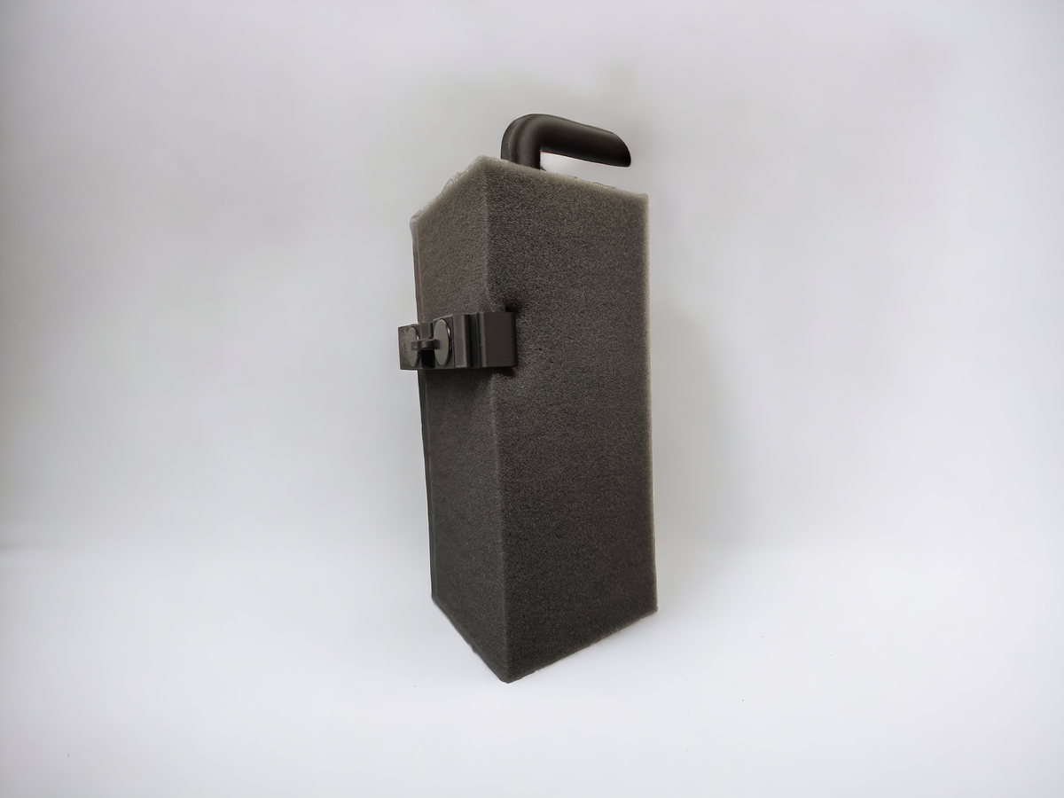Aquakallax HMF-Schwammfilter mit schwarzem Magnethalter und gebogenem Auslauf in schräger Seitenansicht auf weißem Hintergrund.