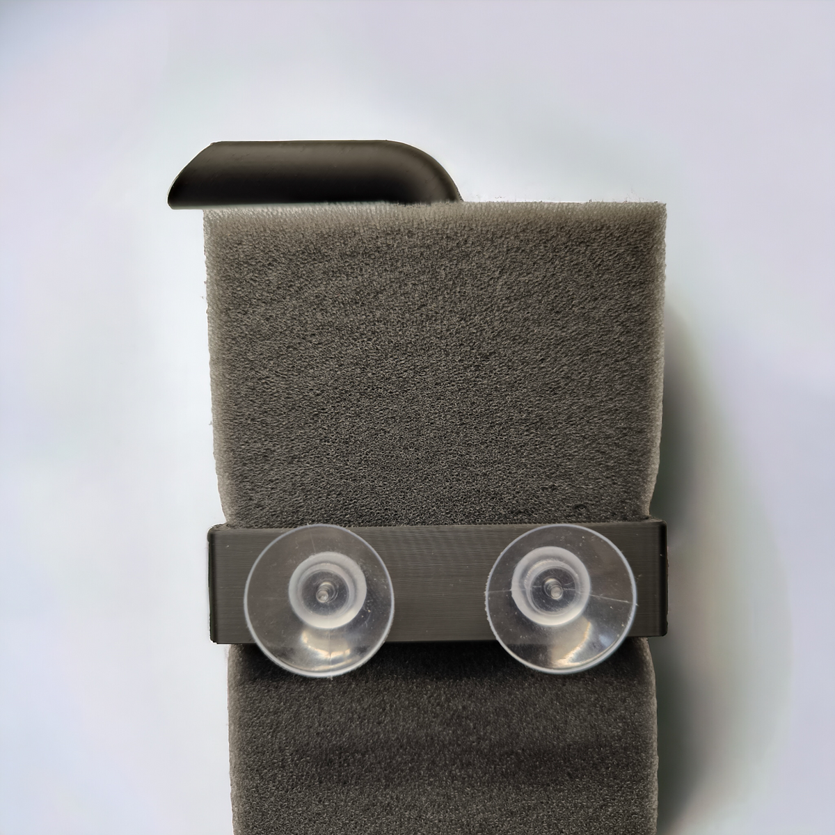 Aquakallax HMF-Schwammfilter mit schwarzem Halter und zwei transparenten Saugnäpfen in Rückansicht auf weißem Hintergrund.