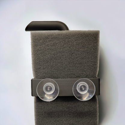 Aquakallax HMF-Schwammfilter mit schwarzem Halter und zwei transparenten Saugnäpfen in Rückansicht auf weißem Hintergrund.