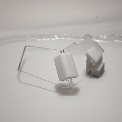 Zwei transparente Aquakallax JumpStop Sprungschutzecken mit weißen Klemmhaltern in schräger Ansicht