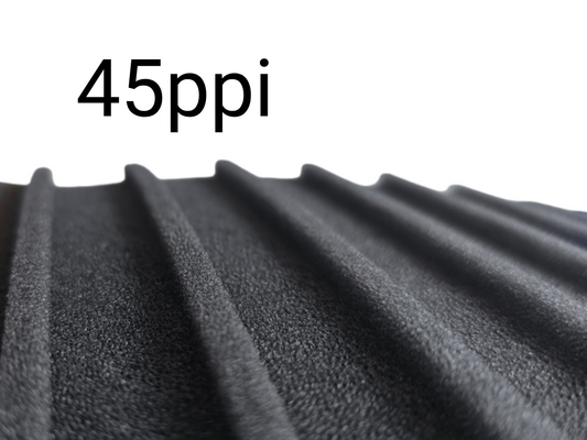 Sehr feine graue Aquakallax Ersatzfiltermatten für Konkav-Filter mit 45 ppi in einer Nahansicht mehrerer nebeneinanderliegender Matten