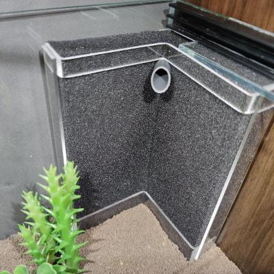 Aquakallax Konkav-HMF in einer Ecke eines Kallax-Aquariums mit grauen Filtermatten, transparenter Halterung und rundem Auslauf
