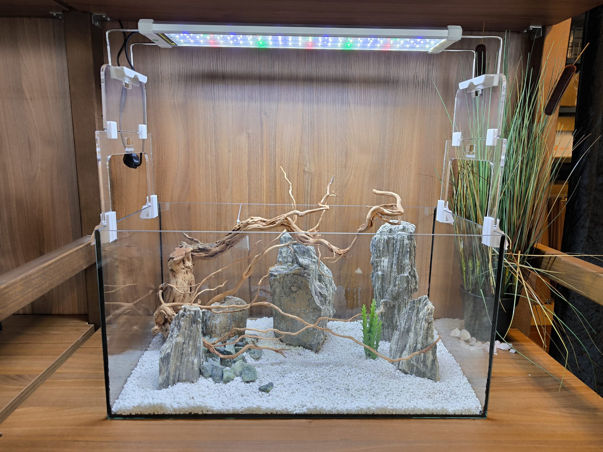 Aquakallax LED-Lift für Aufsatzleuchten mit zwei transparenten Höhenschienen über einem Aquarium, beleuchtete Gesamtansicht