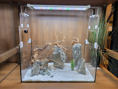 Aquakallax LED-Lift für Aufsatzleuchten mit zwei transparenten Höhenschienen über einem Aquarium, beleuchtete Gesamtansicht