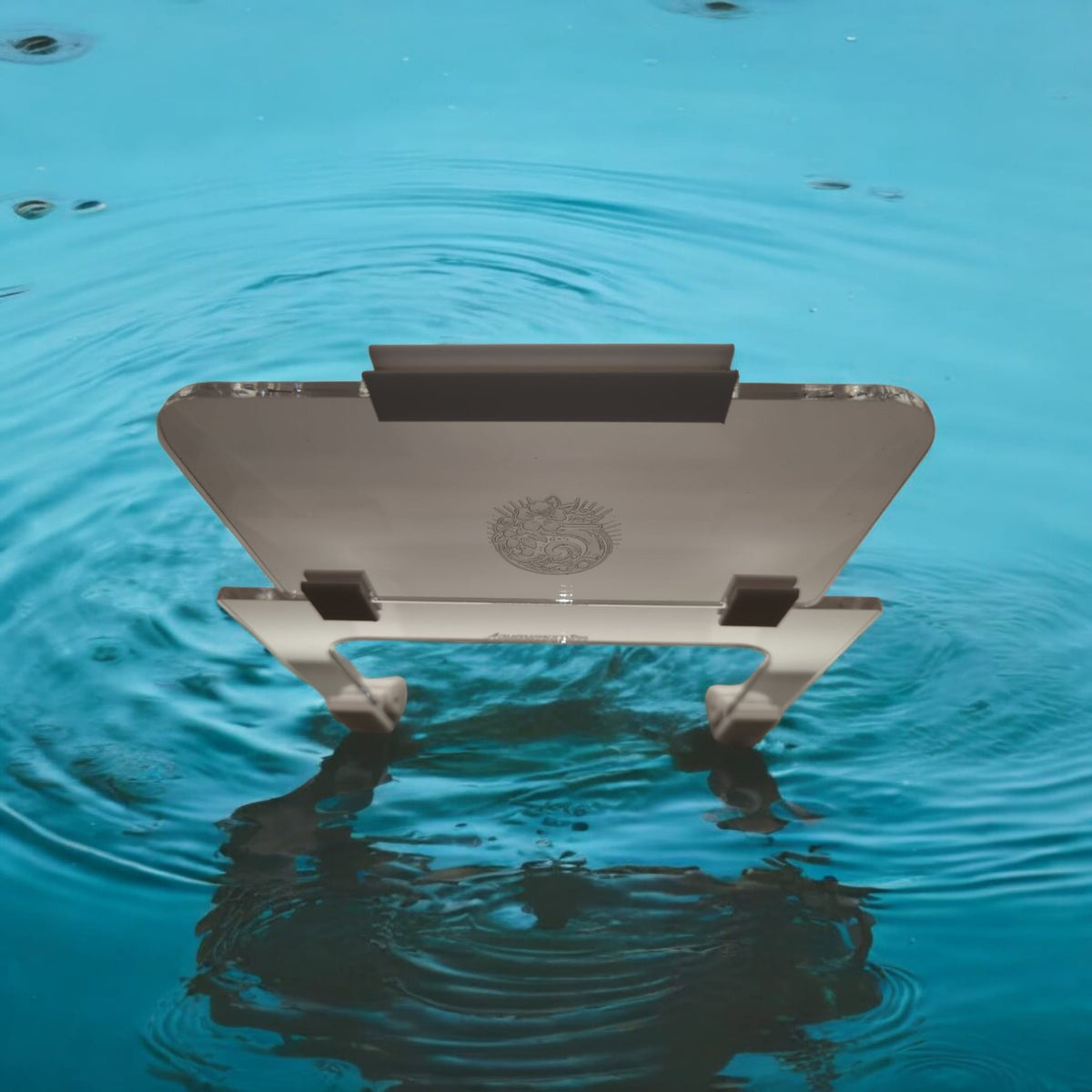 Aquakallax LED-Lift Halter für Aufsatzleuchten mit transparenter Platte und Klemmteilen vor blauem Wasserhintergrund