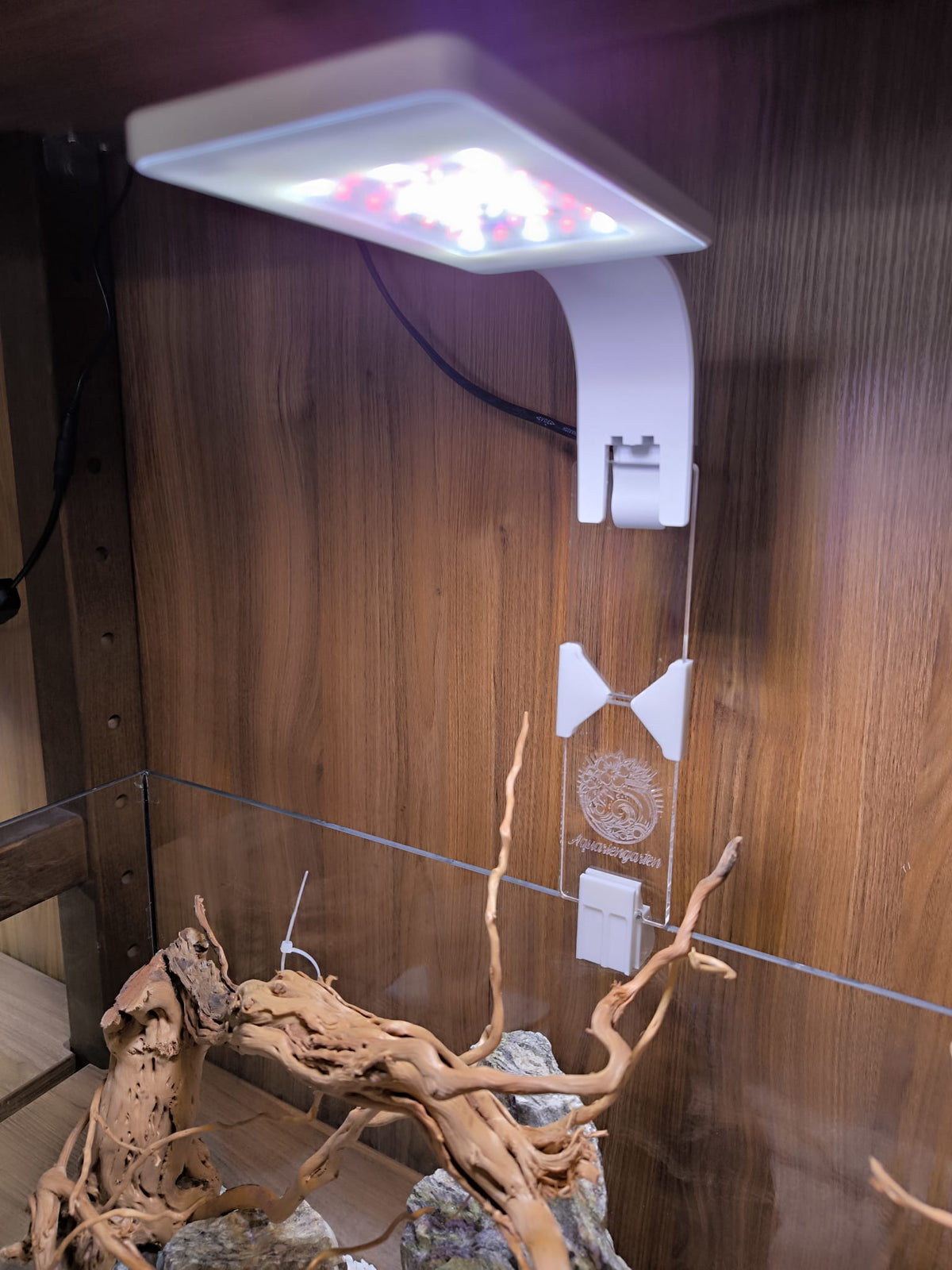 Aquakallax LED-Lift mit transparenter Höhenschiene und weißer Aufsteckleuchte am Aquarium, Montagebeispiel