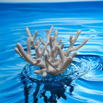 Weißer Aquakallax Magnetic Coral Fragträger mit vielen aufrechten Ästen und rundem Sockel vor blauem Wasserhintergrund