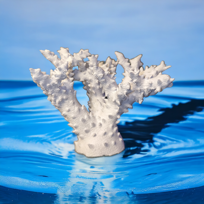 Weißer Aquakallax Magnetic Coral Fragträger in aufrechter Baumform mit rauer Oberfläche vor blauem Wasserhintergrund
