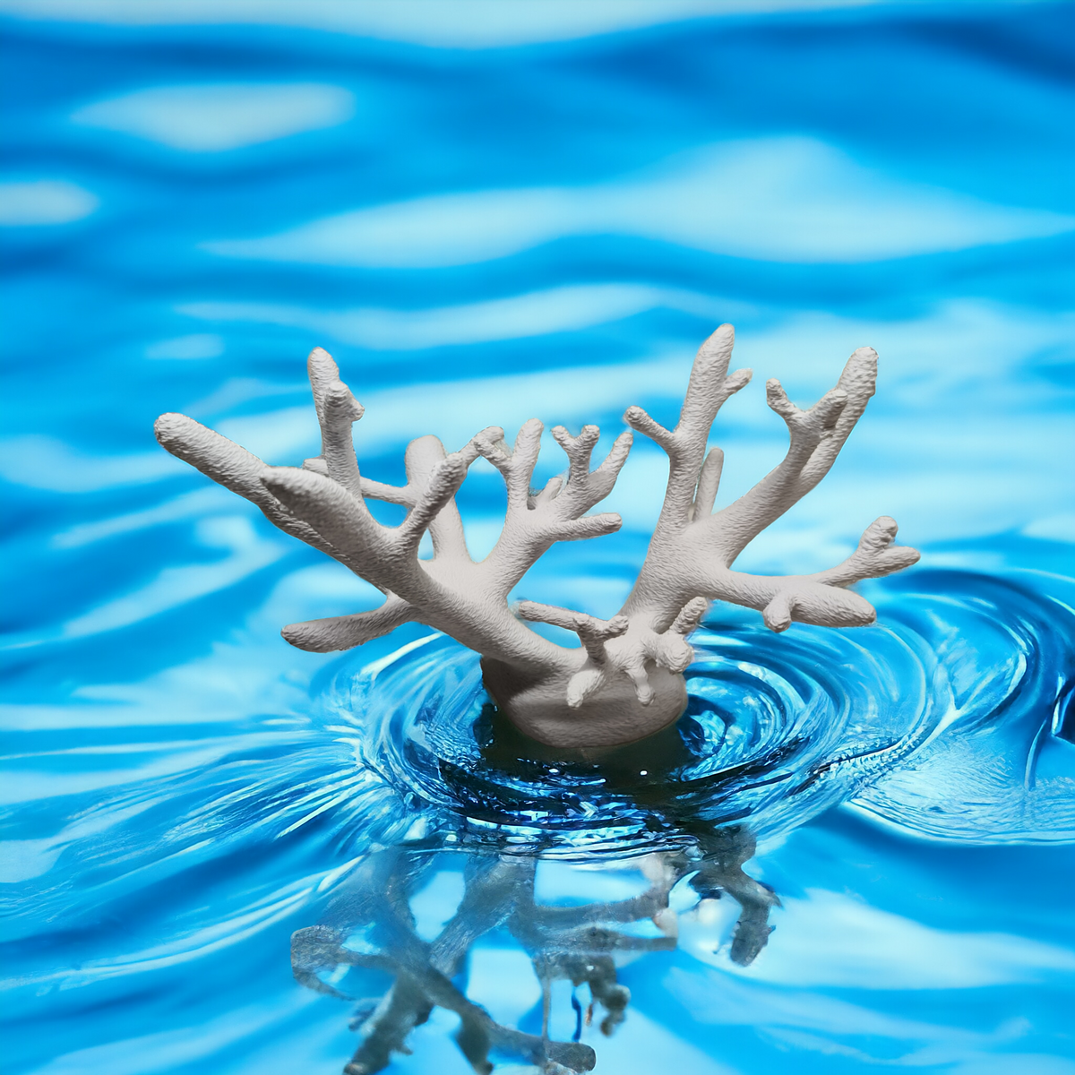 Weißer verzweigter Aquakallax Magnetic Coral Fragträger mit rundem Sockel vor blauem Wasserhintergrund