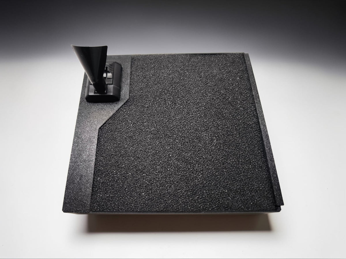 Aquakallax Konkav Matrix Rückwandfilter: schwarzes Grundmodul mit Aquael PAT MINI und Filtermatte