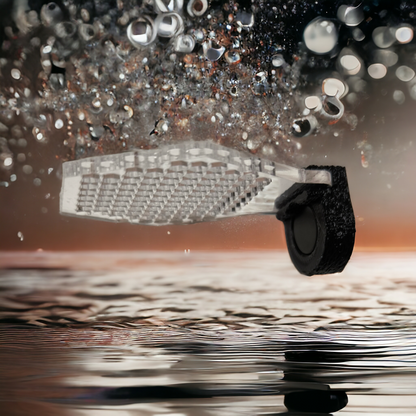 Transparentes Aquakallax Moosgitter mit schwarzer Magnetbefestigung vor einer Wasserkulisse