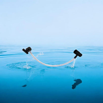 Aquakallax O₂-Injektor-Set mit schwarzer Sauerstoffdüse, Schlauchklemme und transparentem 4/6-mm-Luftschlauch vor blauem Wasserhintergrund