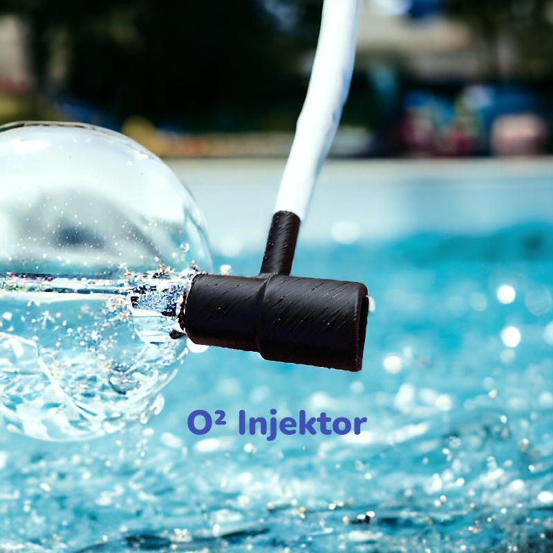 Schwarze Aquakallax O₂-Injektordüse mit angeschlossenem Luftschlauch vor einem blauen Hintergrund mit Wasserblasen