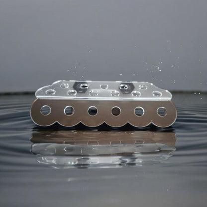 Aquakallax ReefDeck für 17 Korallenplugs in der Frontansicht mit runden Öffnungen, gewelltem Rand und zwei Magnethaltern