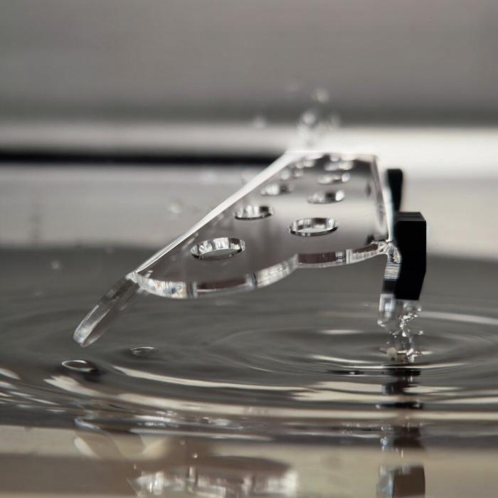 Transparenter Aquakallax ReefDeck für 17 Korallenplugs in der Seitenansicht mit abgewinkelter Ablage und schwarzer Magnetbefestigung
