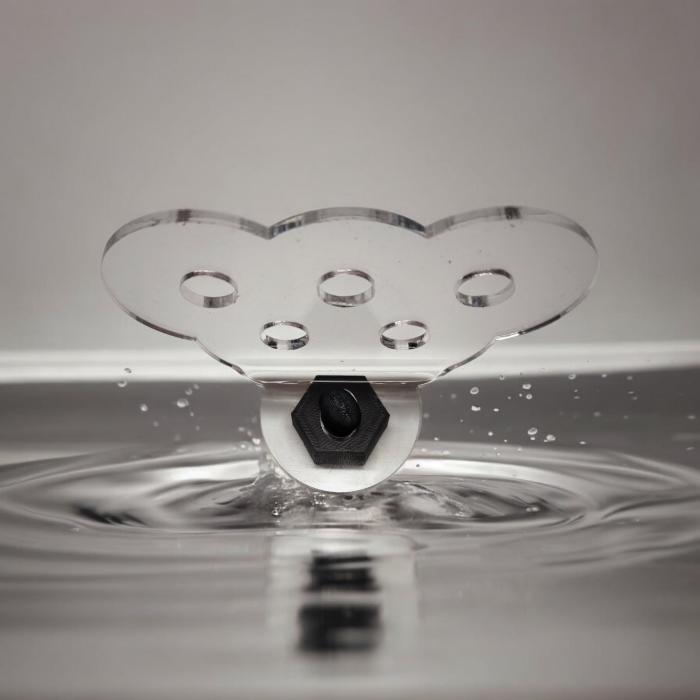 Transparenter Aquakallax ReefDeck für fünf Korallenplugs in Bubble-Form von vorne mit gewelltem Rand und schwarzer Magnetbefestigung
