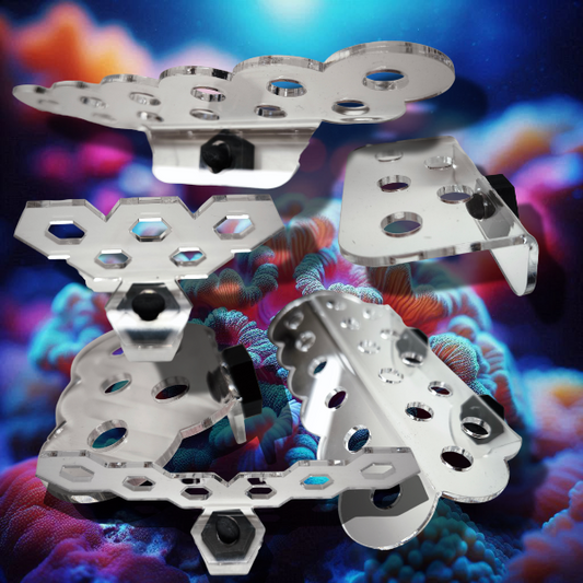 Verschiedene transparente Aquakallax ReefDecks mit Magnetbefestigung und Öffnungen für Korallenplugs vor buntem Korallenhintergrund