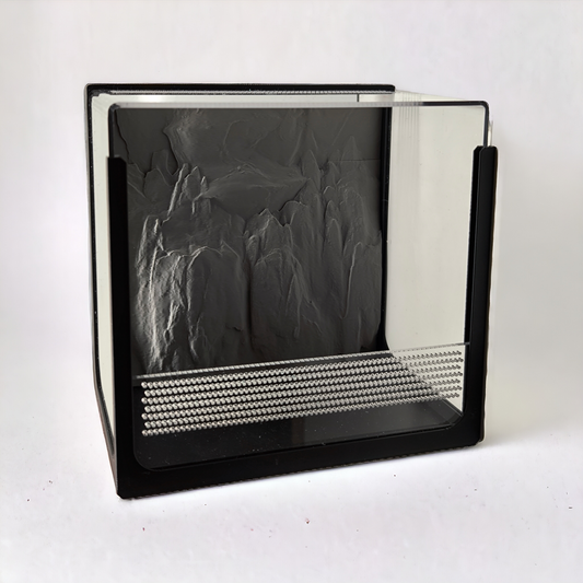 Aquakallax Terrakallax Terrarium mit schwarzem Rahmen, transparenter Front und grauer Felsrückwand in schräger Ansicht