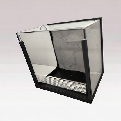 Aquakallax Terrakallax Terrarium von schräg oben mit transparenten Seitenwänden, Lüftungsöffnungen und grauer Felsrückwand