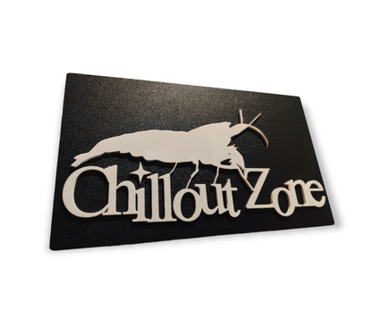 Aquakallax Türschild Chillout Zone mit heller Garnelensilhouette und erhabenem Schriftzug auf schwarzer rechteckiger Grundplatte