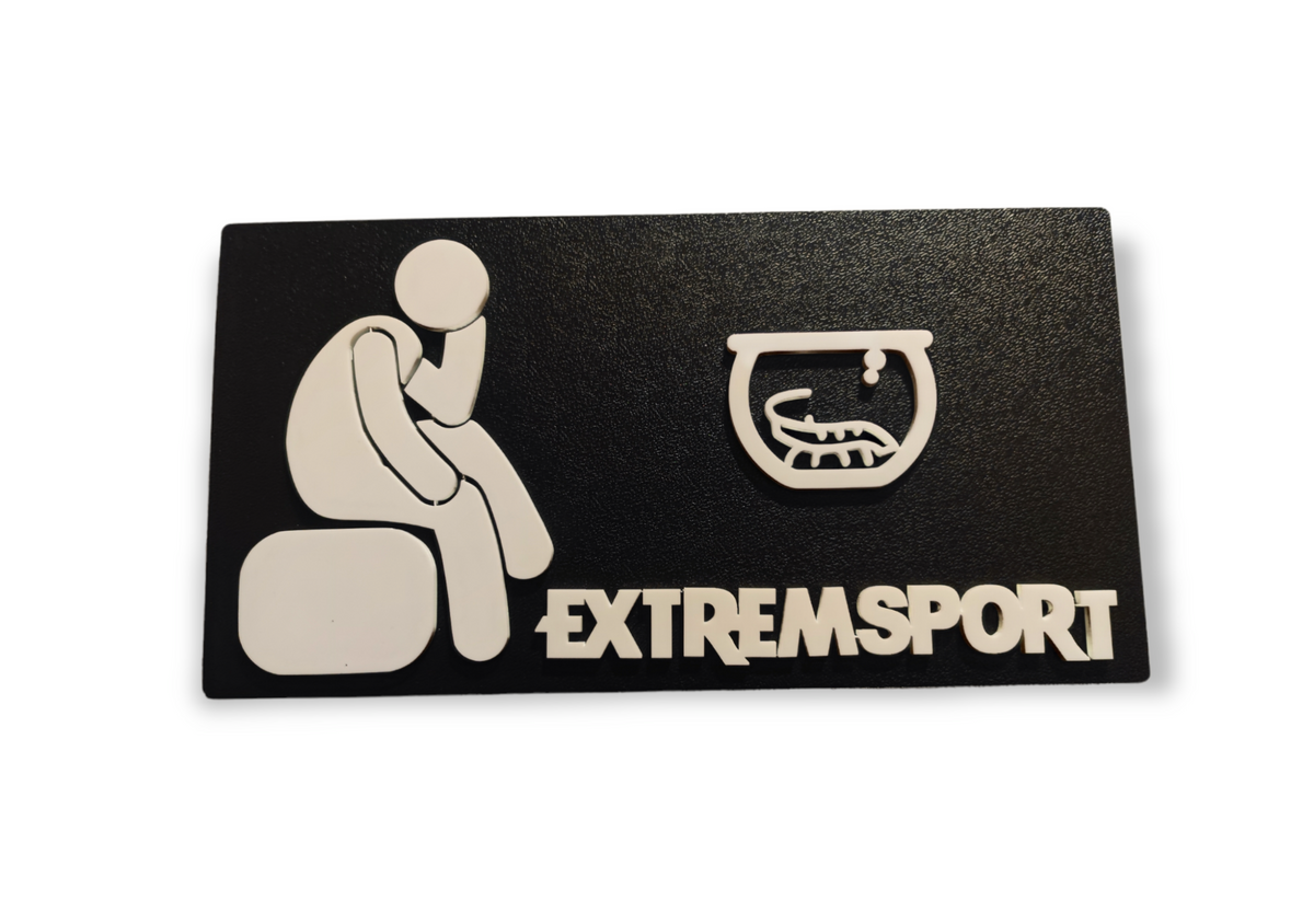 Schwarzes Aquakallax Türschild mit sitzender Figur, Fischglas-Symbol und hellem Schriftzug Extremsport