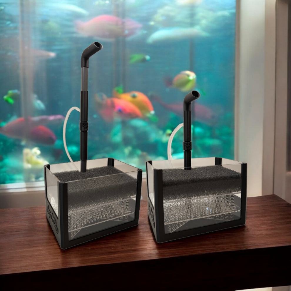 Zwei Aquakallax UGF-Soilfilter mit unterschiedlich hoch ausgezogenen Lufthebern auf einem Tisch vor einem Aquarium