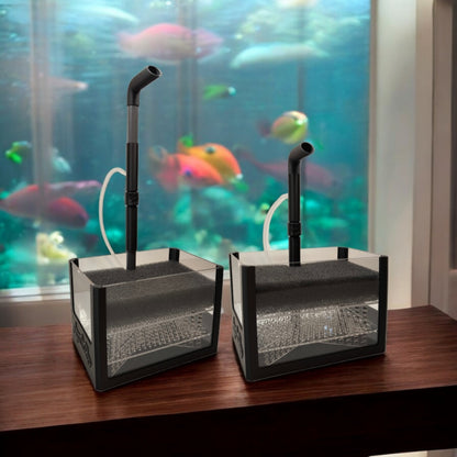 Zwei Aquakallax UGF-Soilfilter mit unterschiedlich hoch ausgezogenen Lufthebern auf einem Tisch vor einem Aquarium