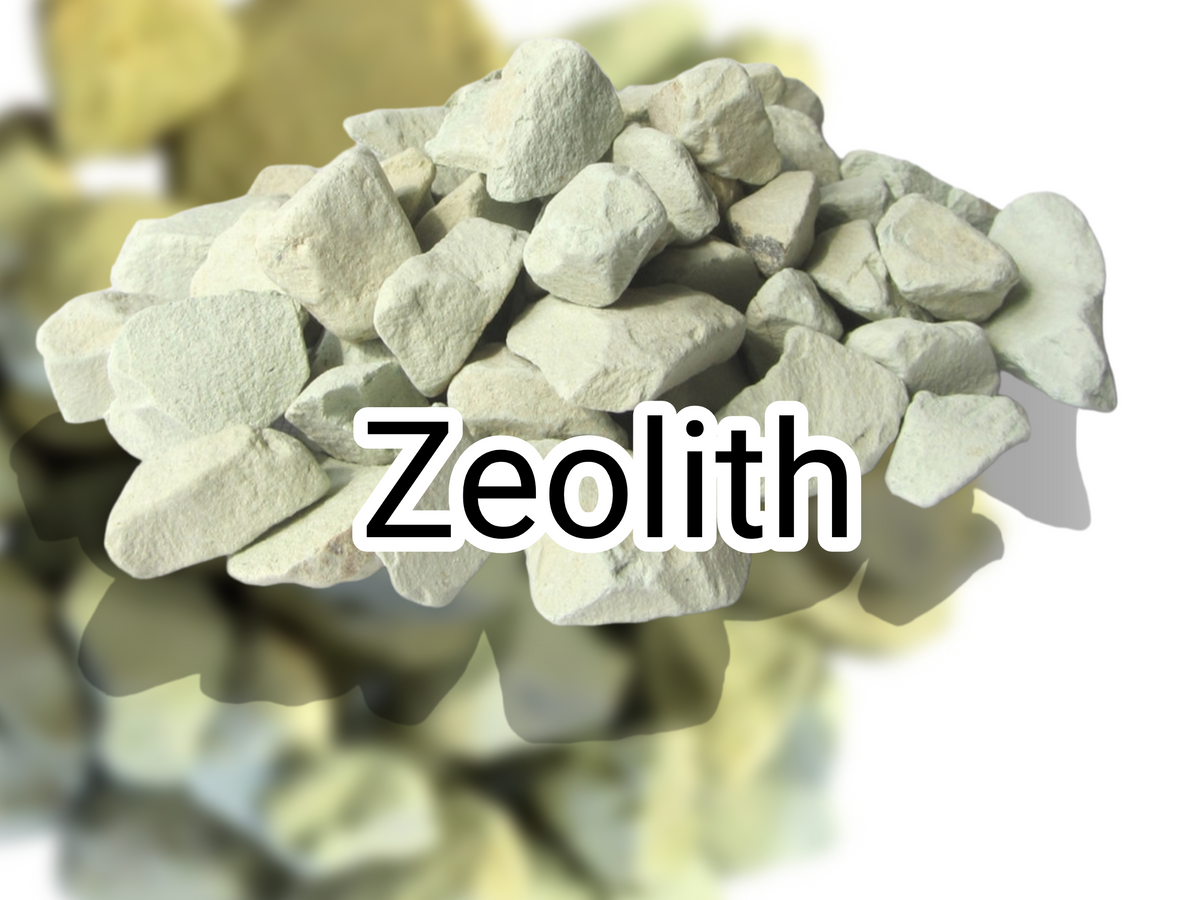 Helles Aquakallax Zeolith-Granulat als Haufen mit eingeblendetem Schriftzug Zeolith