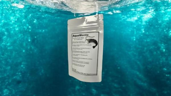 aquaMonte Montmorillonit-Pulver im Standbeutel vor türkisfarbenem Unterwasserhintergrund