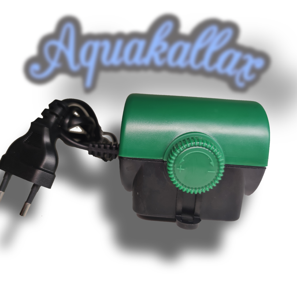 Grün-schwarze Aqua Nova Luftpumpe mit grünem Plus-Minus-Drehregler, Stromkabel und Netzstecker in der Vorderansicht.