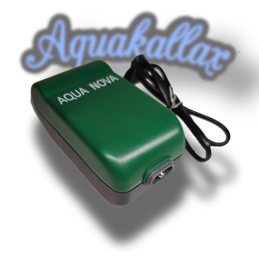 Grün-schwarze Aqua Nova Luftpumpe mit einem Luftausgang und aufgewickeltem Stromkabel, schräg von oben vor dem Aquakallax-Schriftzug.