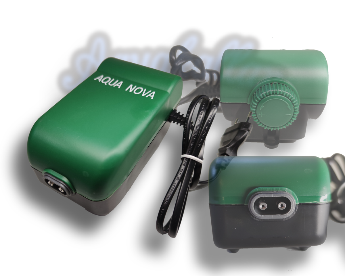 Grün-schwarze Aqua Nova Luftpumpe in drei Ansichten mit Stromkabel, Plus-Minus-Regler und zwei Luftausgängen.